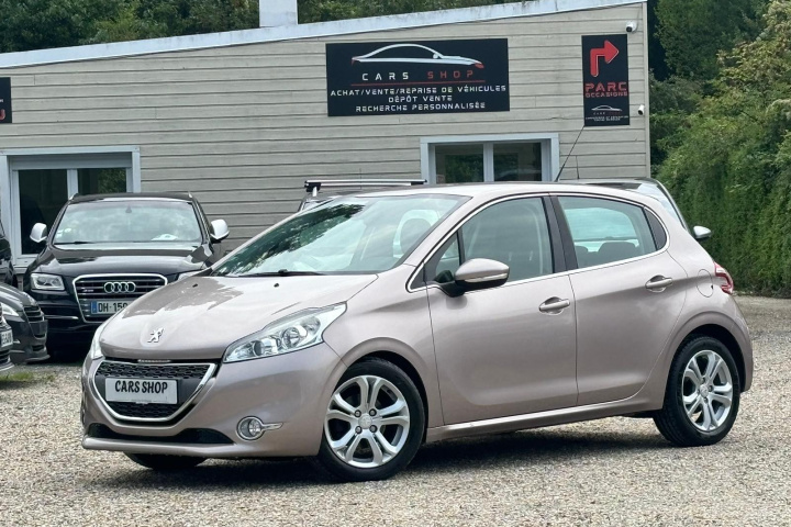 PEUGEOT 208